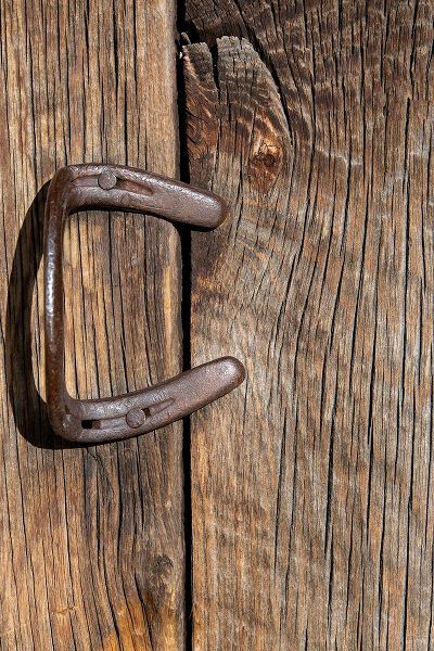 Hopkins, Cindy Miller 아티스트의 USA-Colorado-Westcliffe Old wooden barn wall with bent horseshoe handle작품입니다.